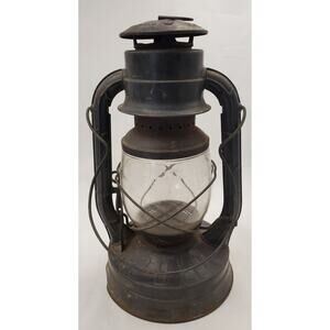 Vintage Dietz No. 2 D-Lite Kerosene Barn Lantern With Loc-Nob Globe